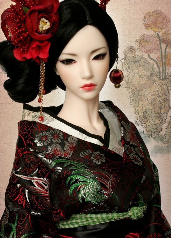 muñeca japonesa con flores