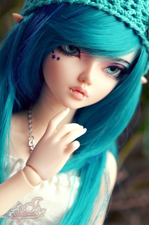 muñequita de cabello azul